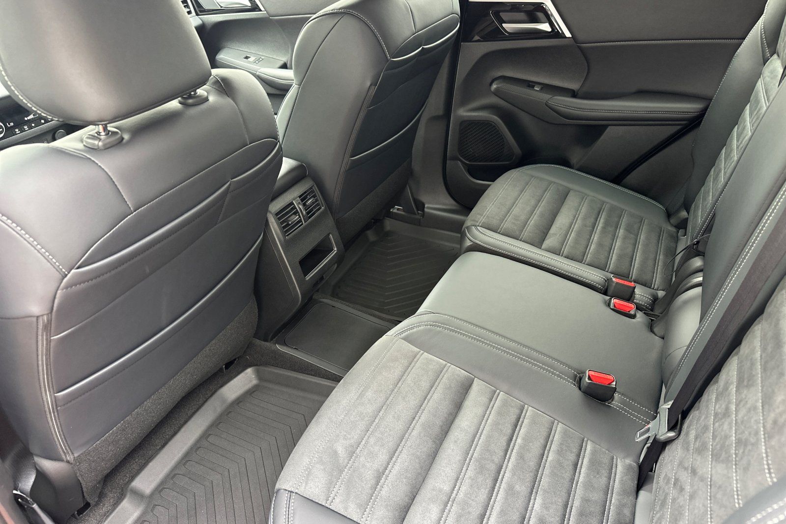 2025 Mitsubishi Outlander PHEV SE photo 11