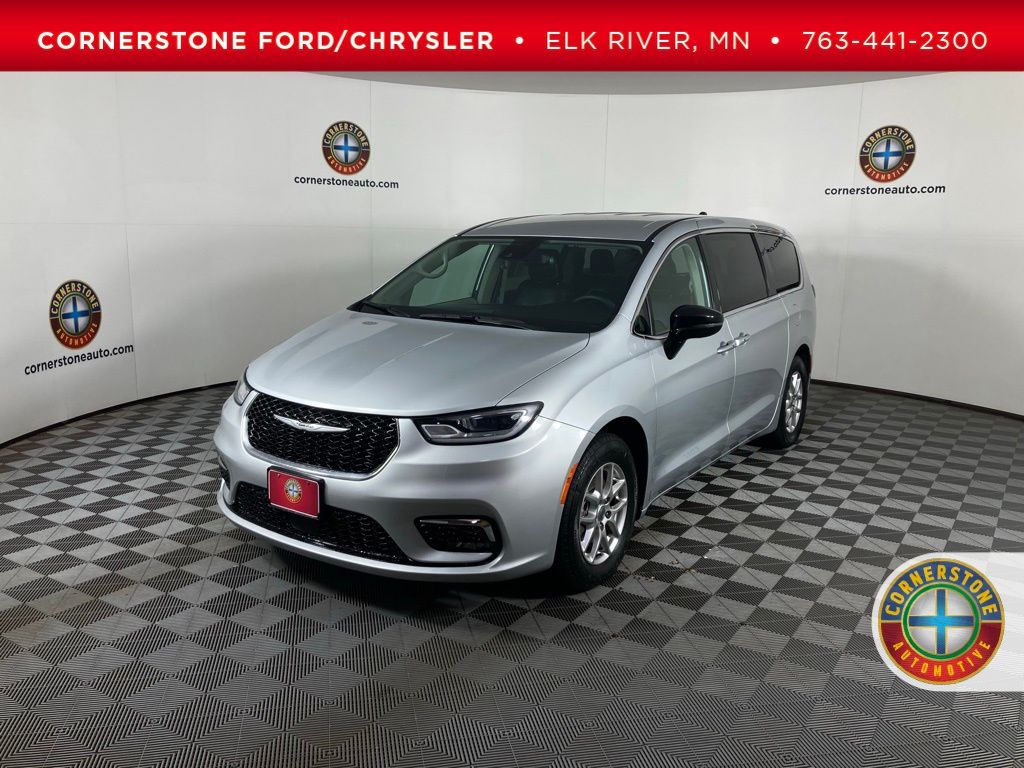 2024 Chrysler Pacifica Touring L's photo