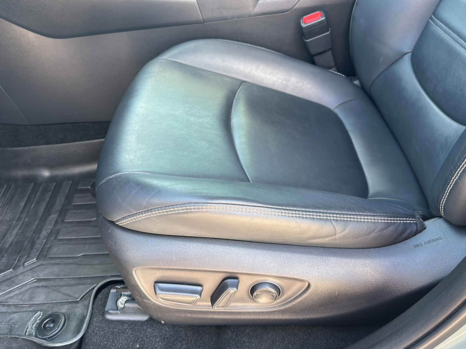 2020 Toyota RAV4 XLE Premium photo 3