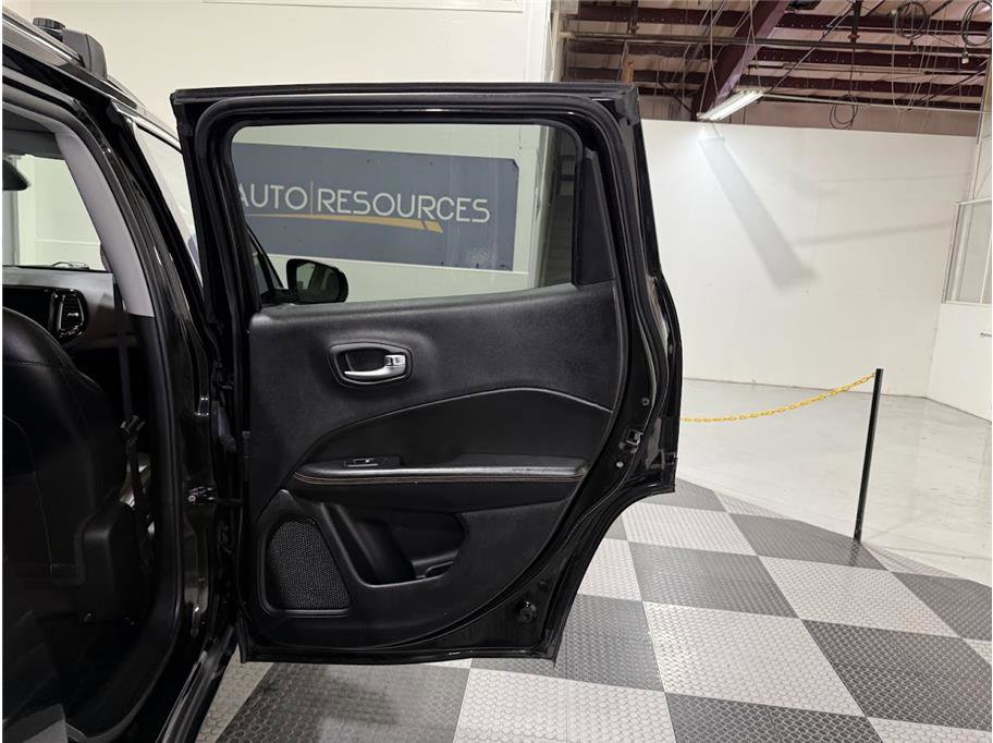 Used 2019 Diamond Black Crystal Pearlcoat Jeep Limited image 27