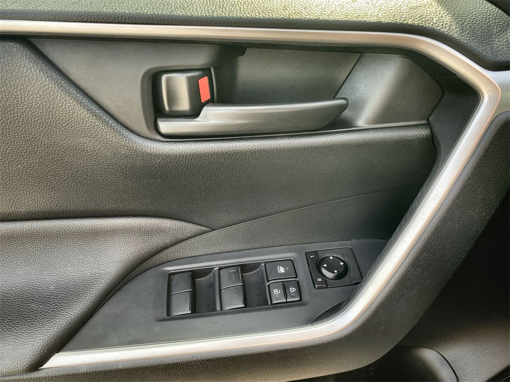2019 Toyota RAV4 LE photo 13