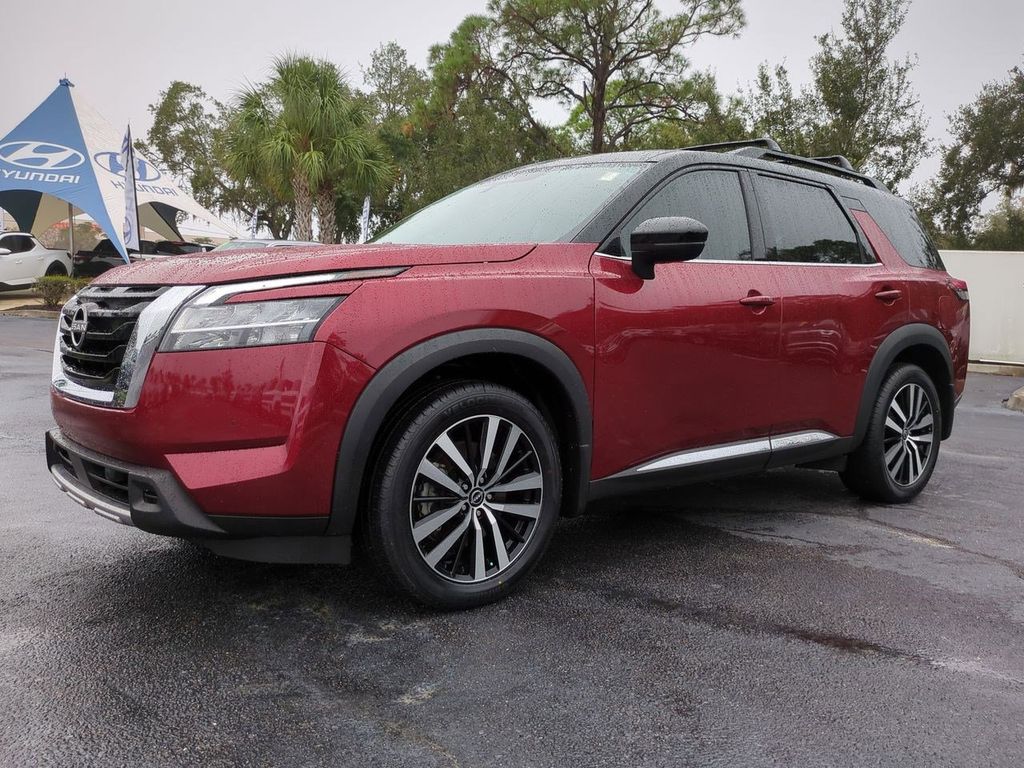 2024 Nissan Pathfinder Platinum's photo