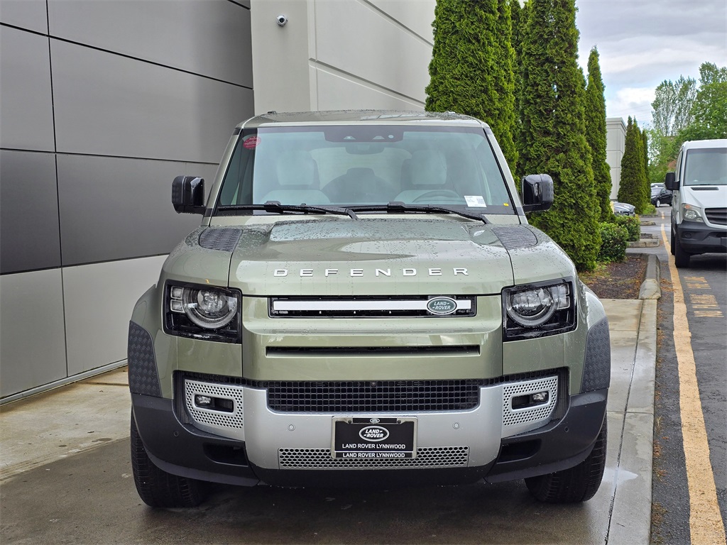 2025 Land Rover Defender 110 S photo 3