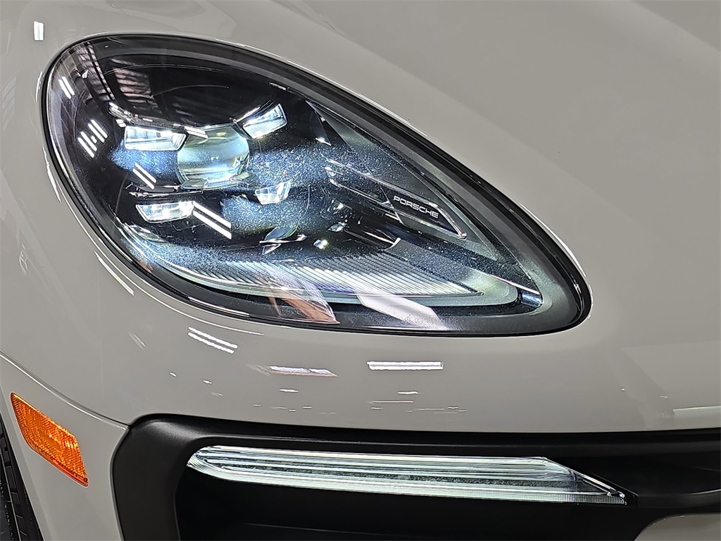 2025 Porsche Macan T photo 12