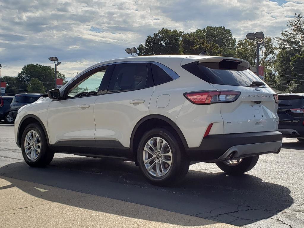 2022 Ford Escape SE photo 2