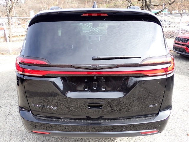 2026 Chrysler Pacifica photo 3
