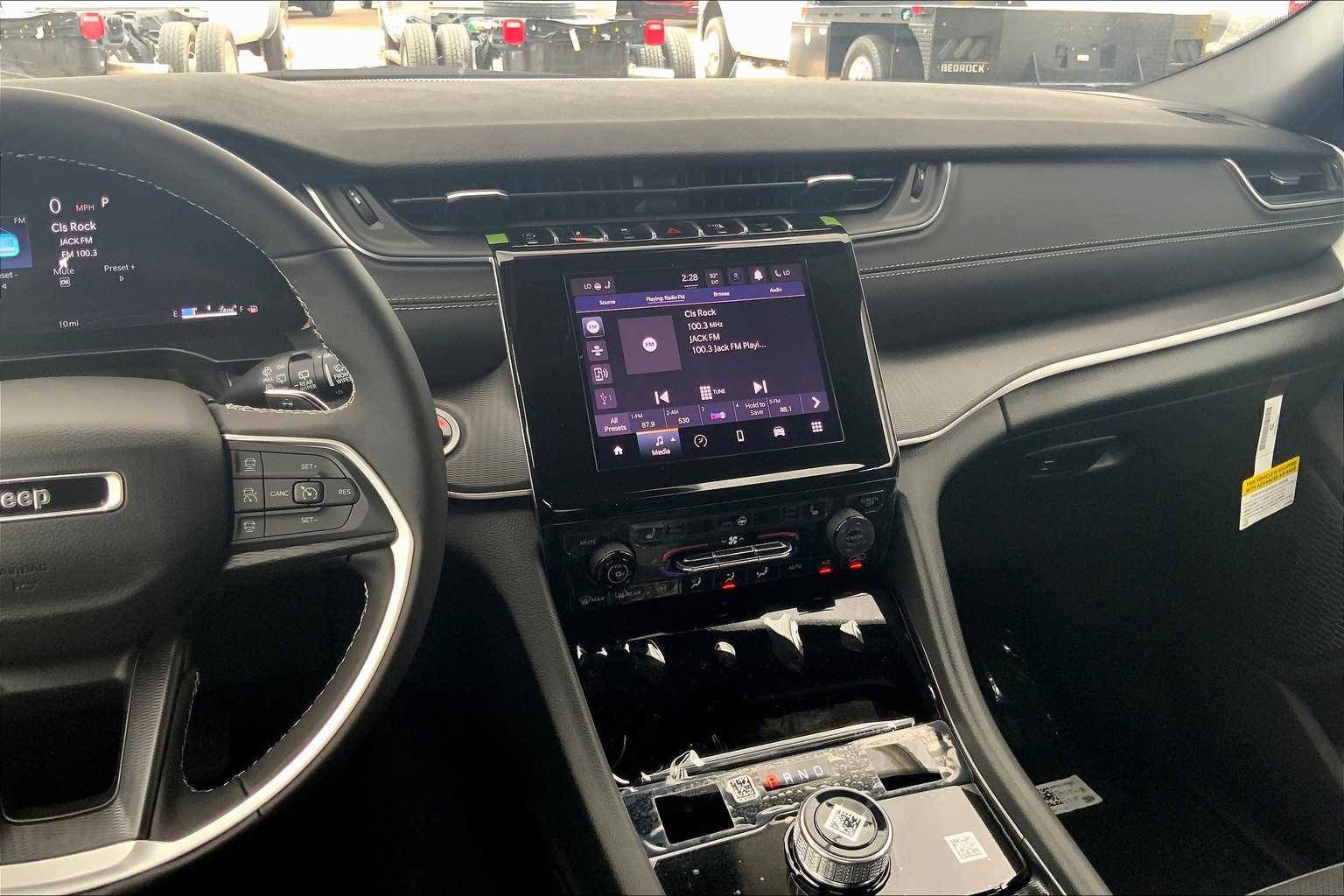 2025 Jeep Grand Cherokee Laredo X Altitude photo 5