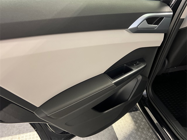 2025 Volkswagen Taos SE photo 9