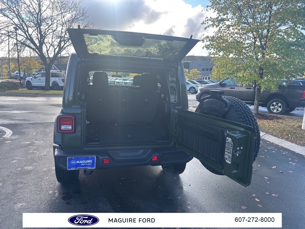 2020 Jeep Wrangler Unlimited Sahara photo 4