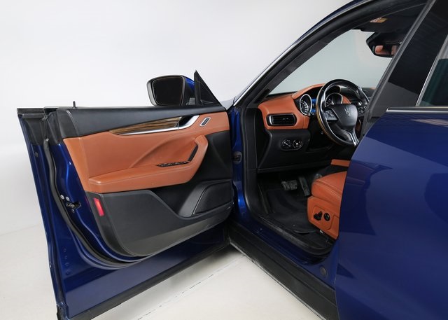 2017 Maserati Levante Base photo 17