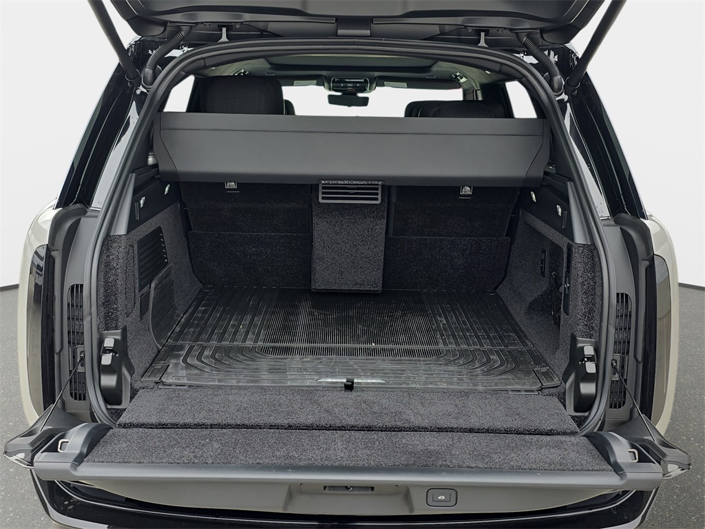 2025 Land Rover Range Rover SV photo 10