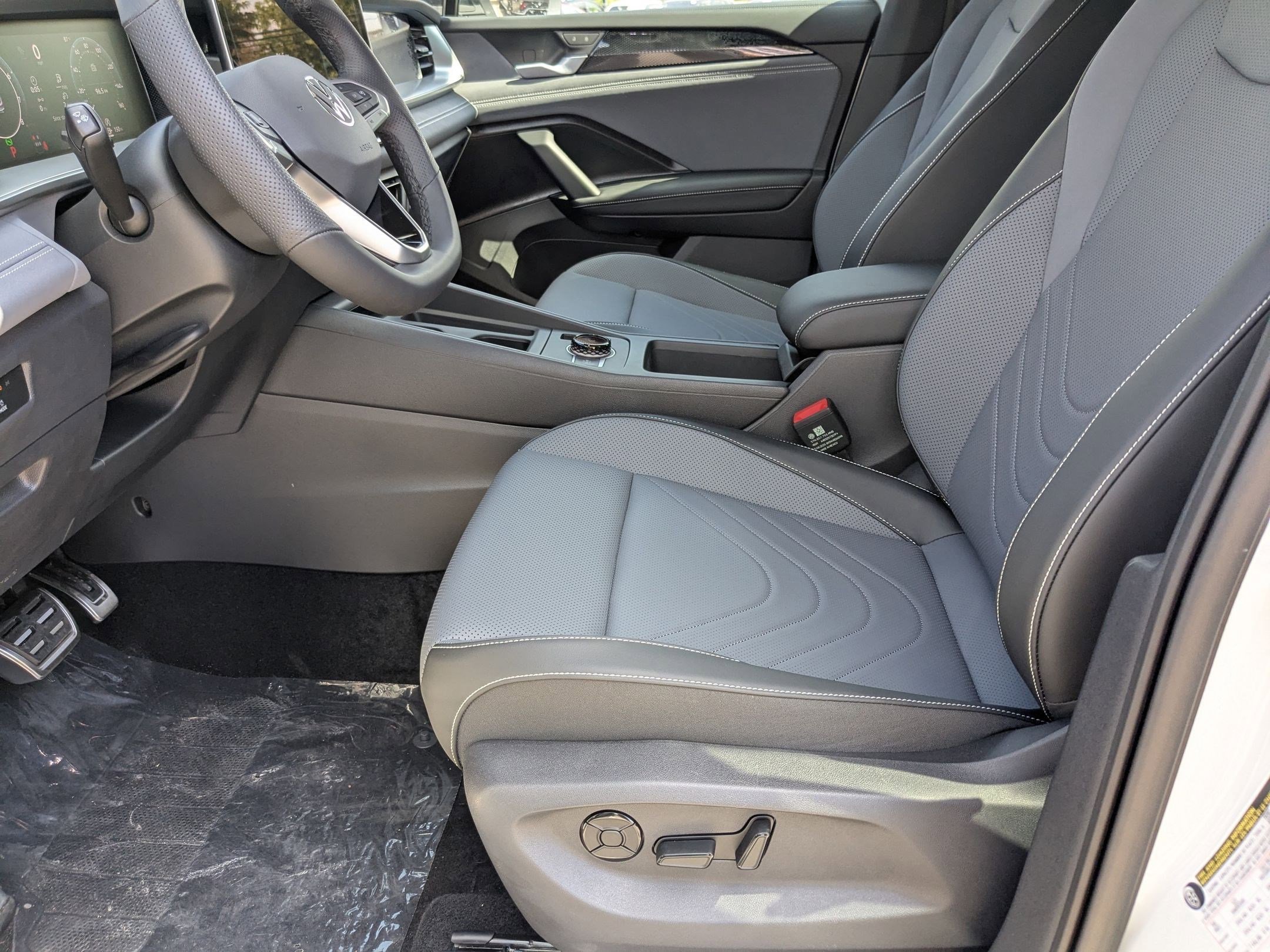 2026 Volkswagen Tiguan SE R-Line Black photo 4