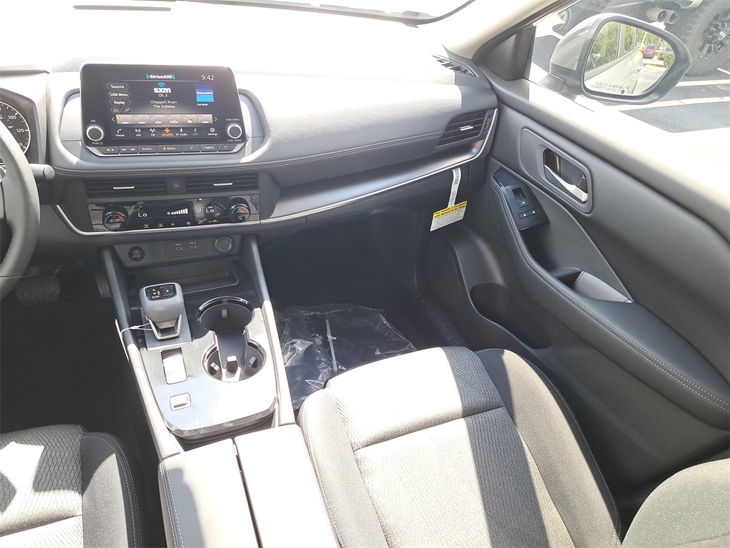 2026 Nissan Rogue SV photo 17