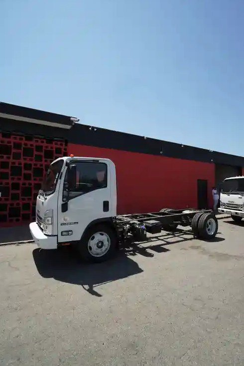 2024 Isuzu NPR photo 3