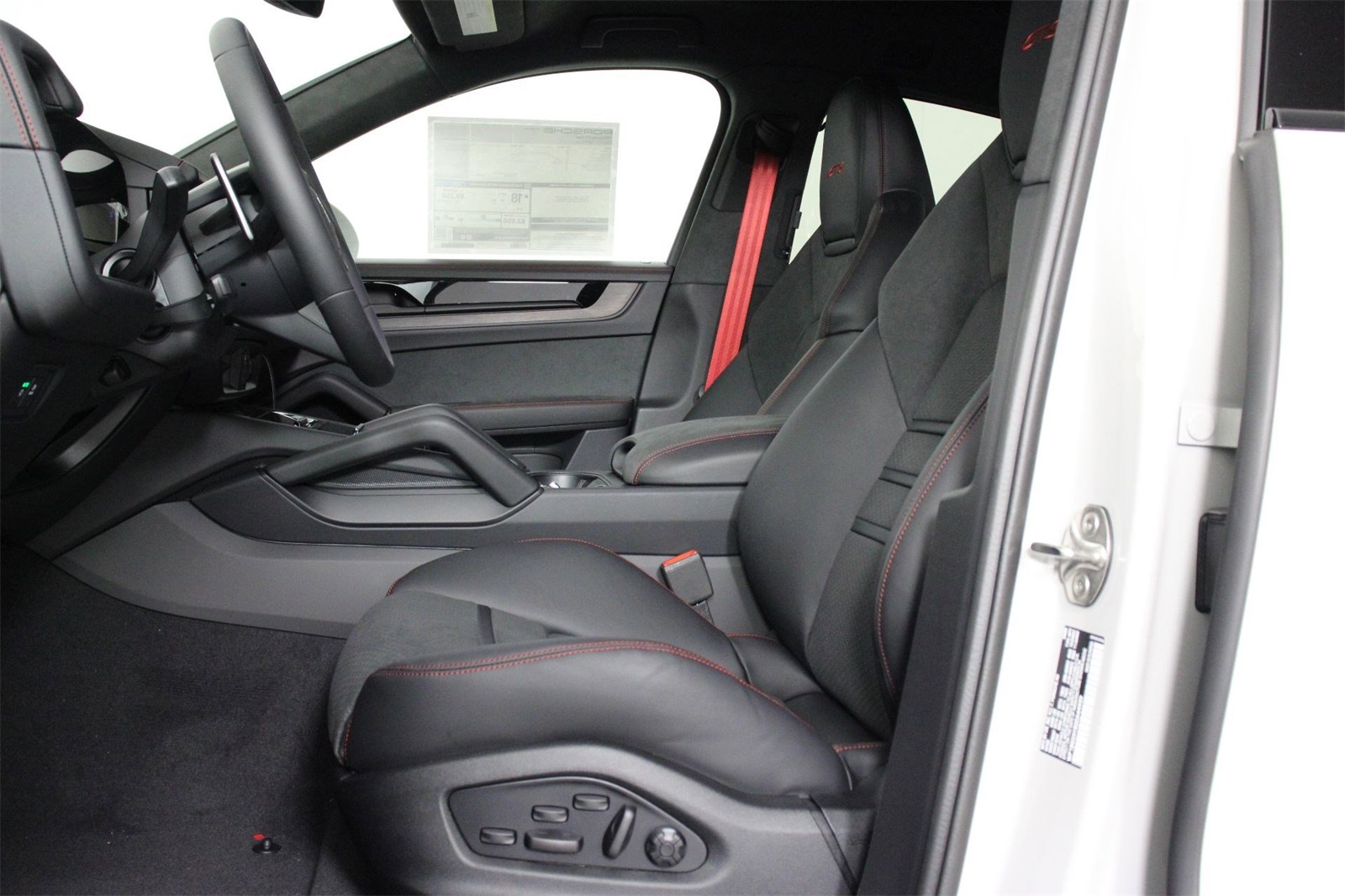 2025 Porsche Cayenne GTS photo 5