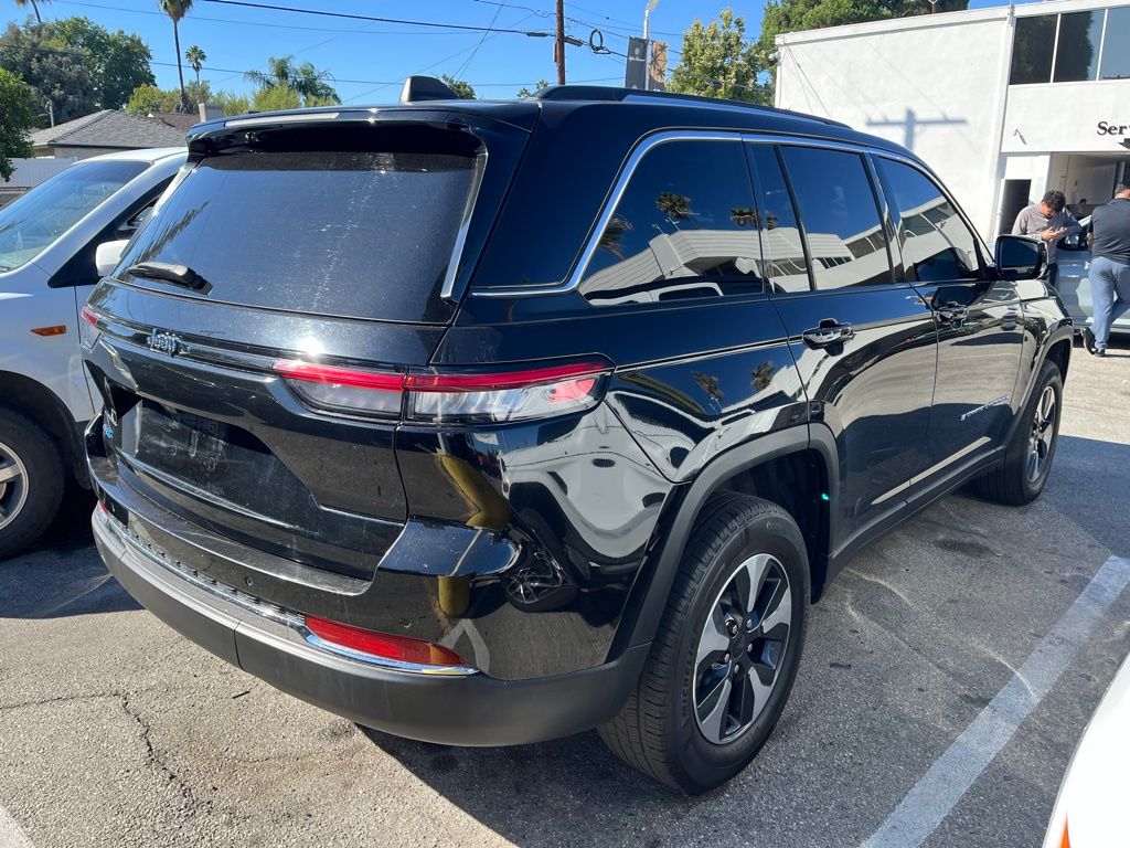 2023 Jeep Cherokee Base photo 2