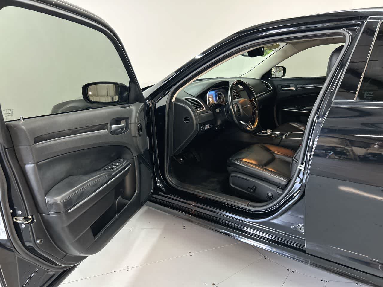 2022 Chrysler 300 Touring L photo 10