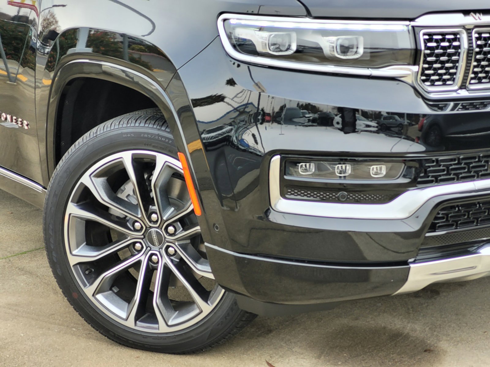 2022 Jeep Grand Wagoneer III photo 2