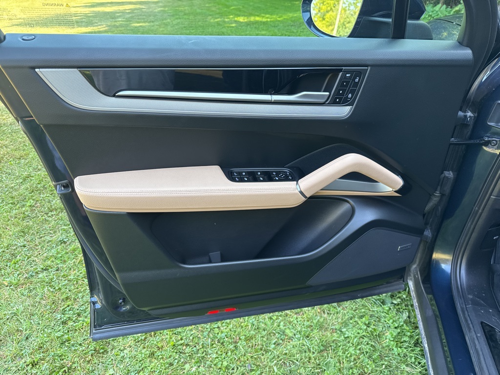 2024 Porsche Cayenne Base photo 14