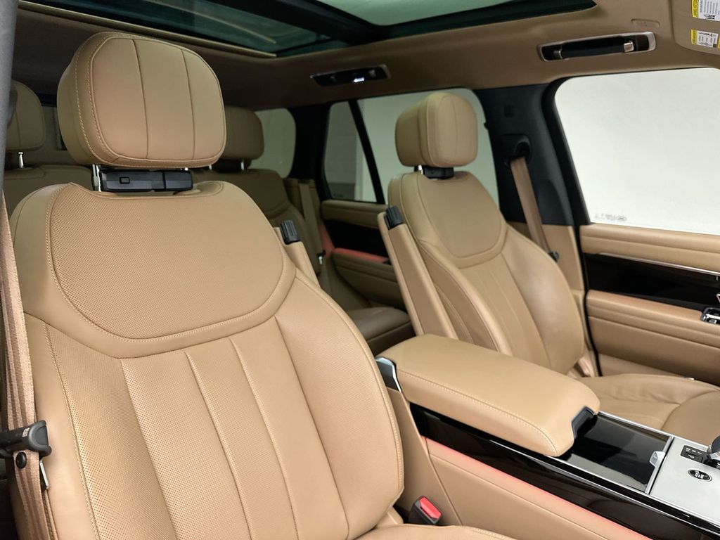 2024 Land Rover Range Rover SE photo 5