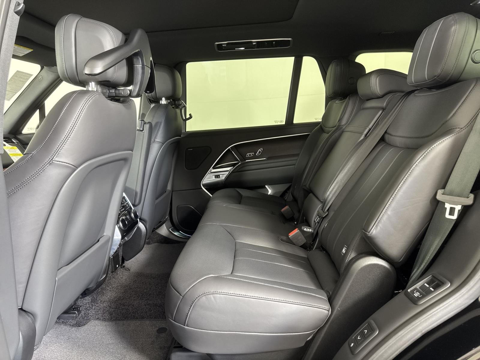 2025 Land Rover Range Rover SE photo 27