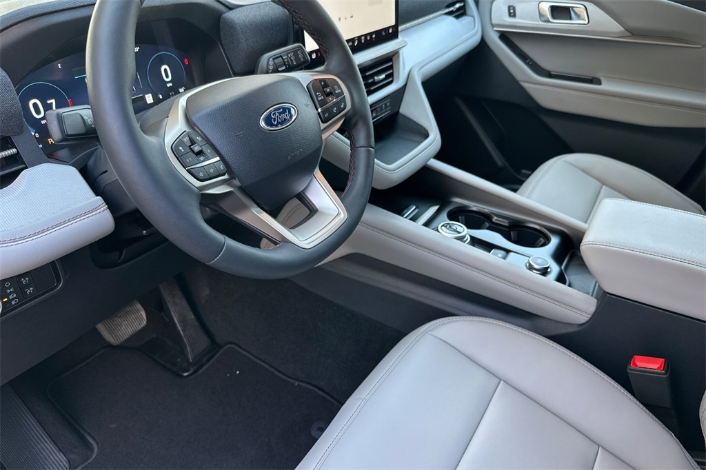 2025 Ford Explorer photo 10