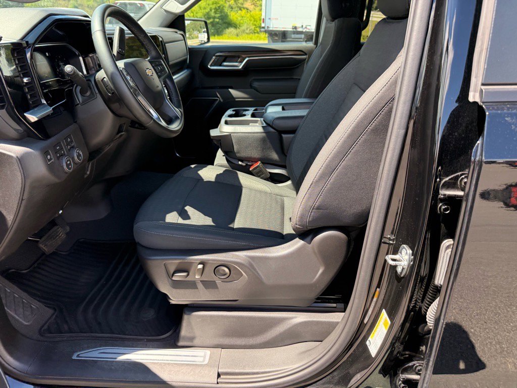 2023 Chevrolet Silverado 1500 LT photo 9