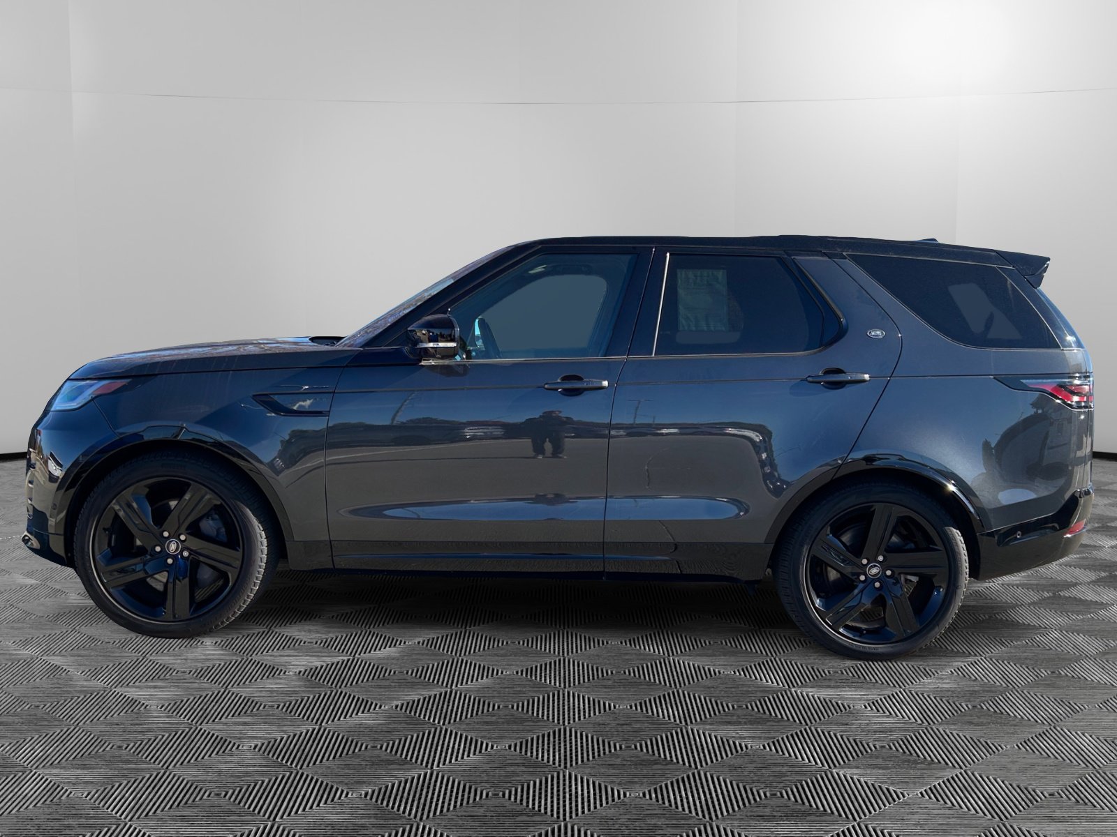 2023 Land Rover Discovery HSE R-Dynamic photo 2