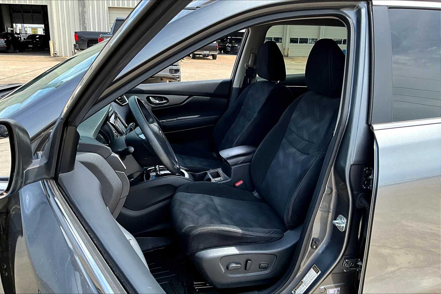 2016 Nissan Rogue SV photo 6