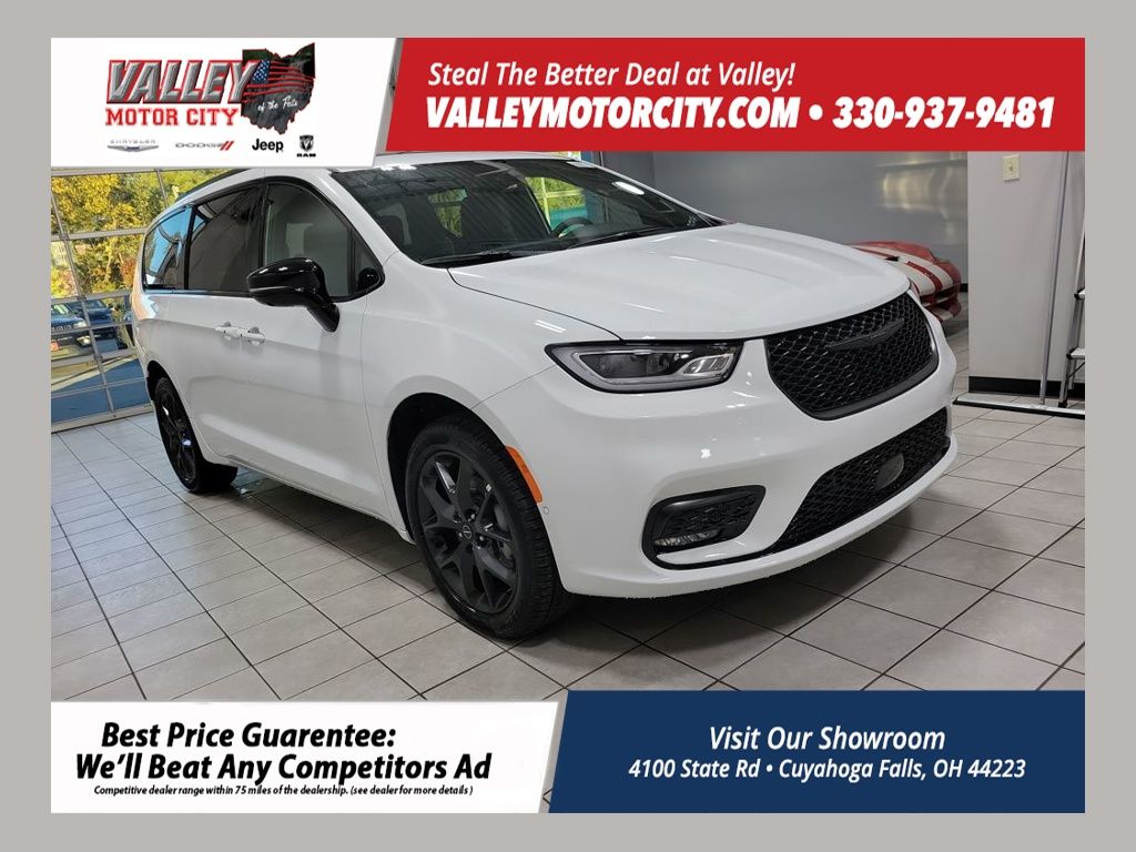 2026 Chrysler Pacifica Limited's photo