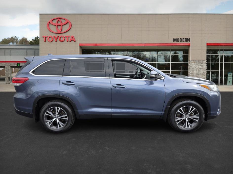 2019 Toyota Highlander LE Plus photo 2