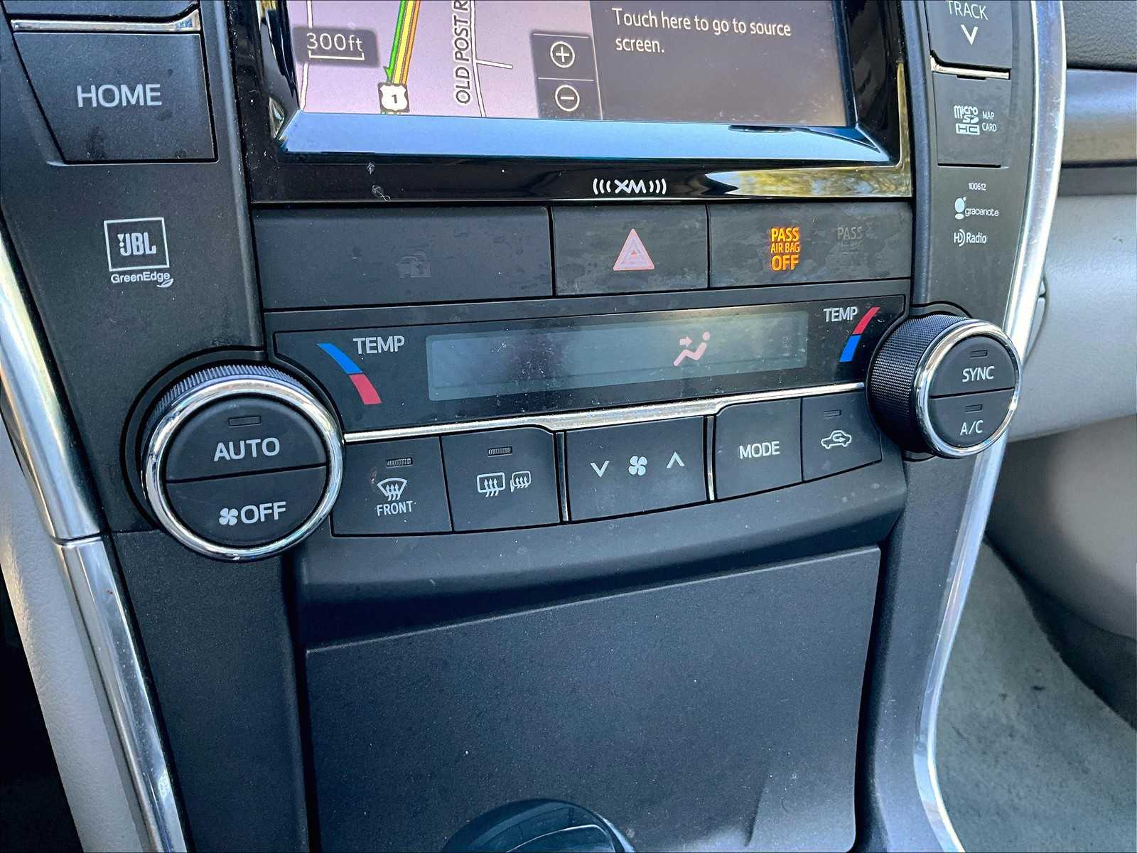 2016 Toyota Camry XLE photo 26