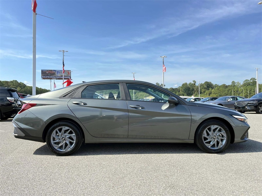 2024 Hyundai Elantra SEL photo 7