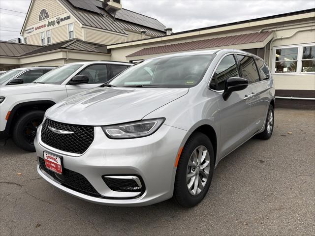2026 Chrysler Pacifica Select's photo