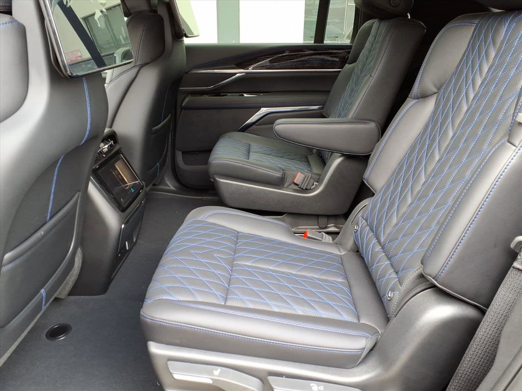 2026 Cadillac Escalade Luxury photo 4