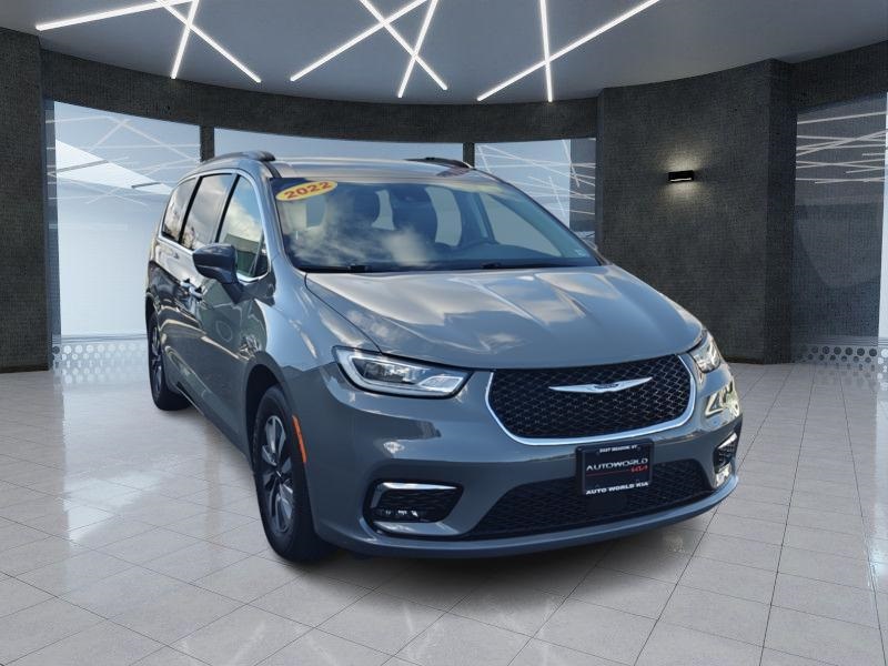 2022 Chrysler Pacifica Hybrid Touring L's photo