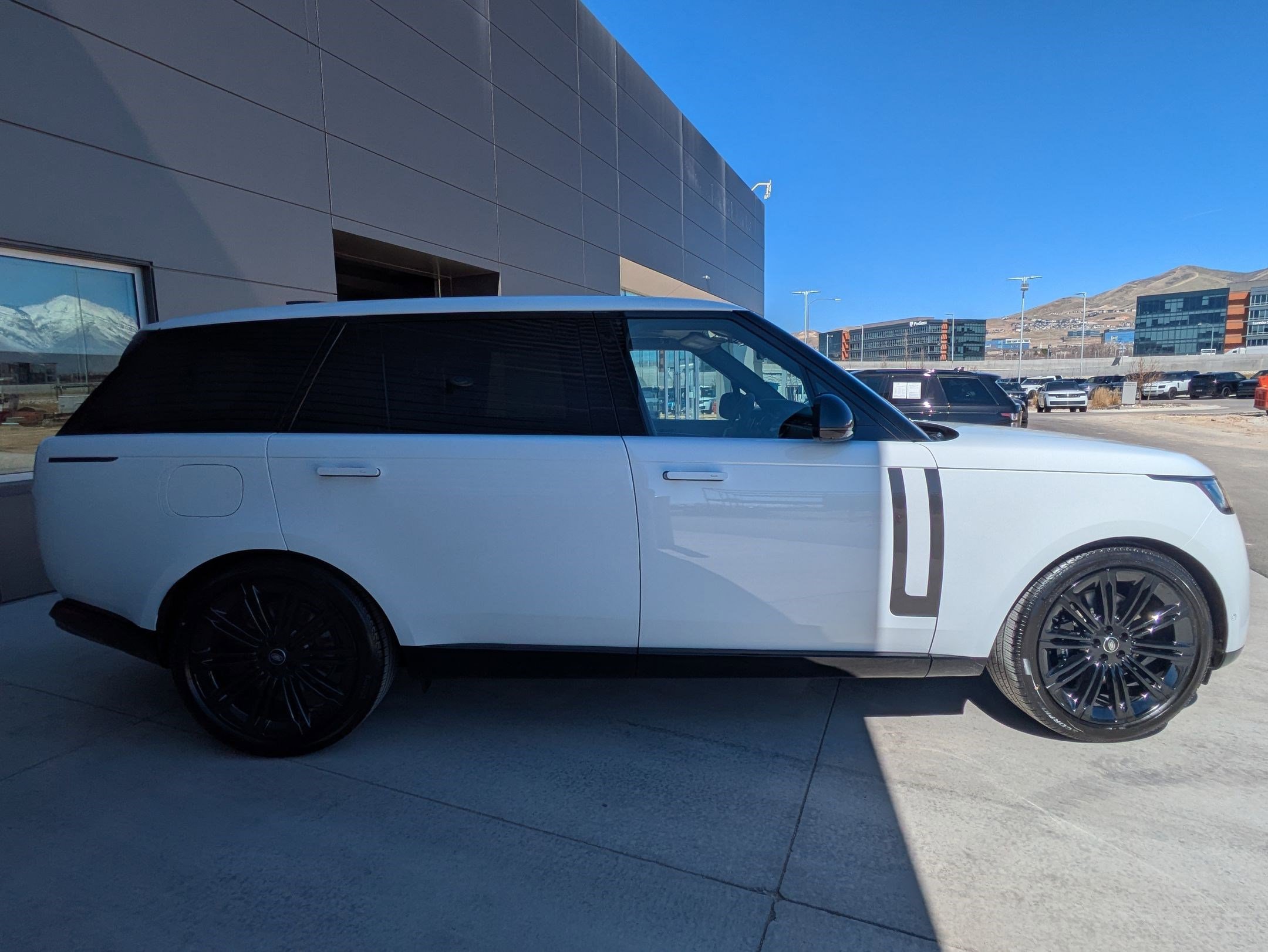 2025 Land Rover Range Rover SE photo 2
