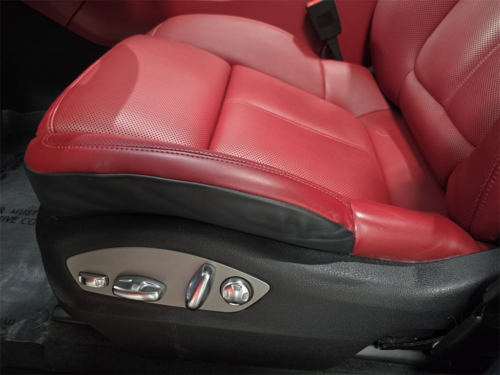 2023 Porsche Macan T photo 21