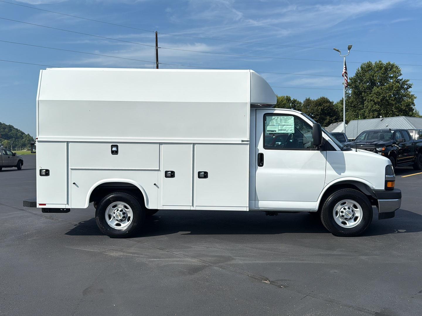 2025 Chevrolet Express 3500 Cutaway photo 4