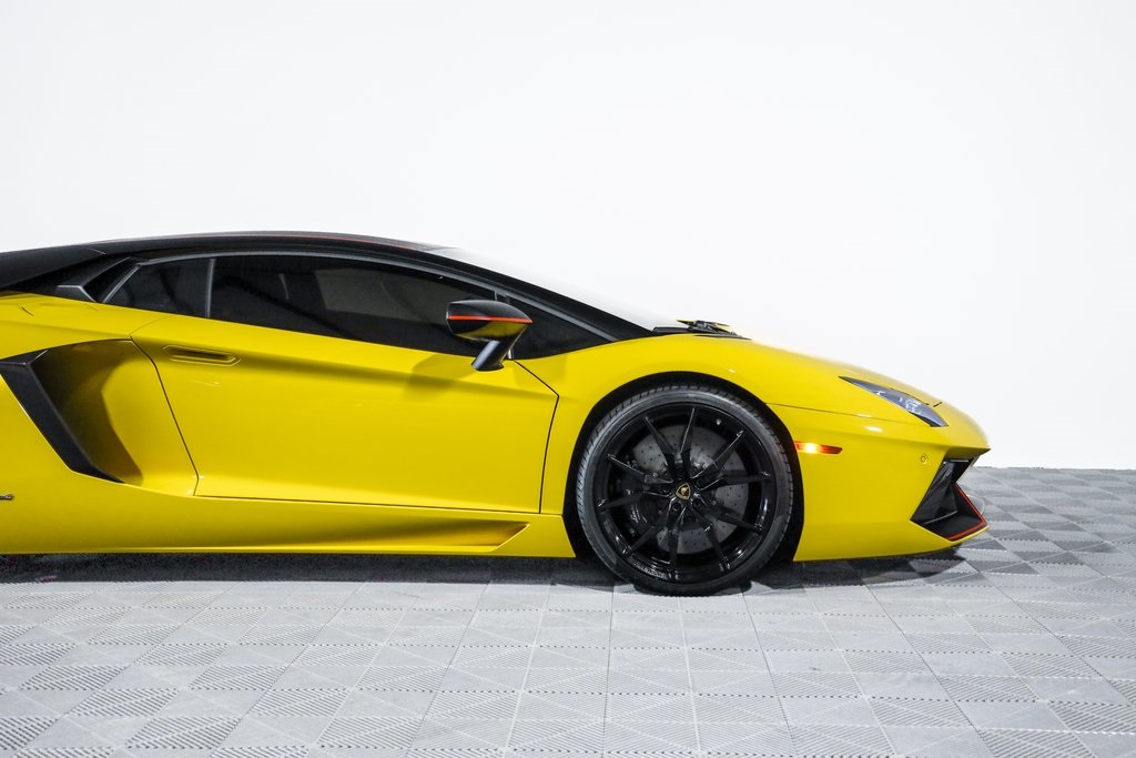 2016 Lamborghini Aventador Coupe photo 3