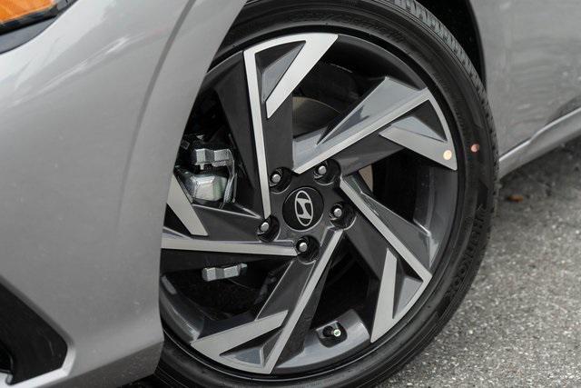 2025 Hyundai Elantra Hybrid Limited photo 2