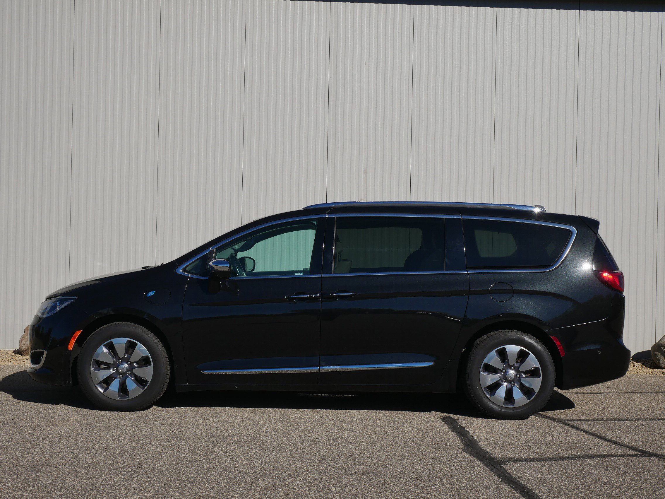 Used 2017 Chrysler Pacifica Hybrid Platinum with VIN 2C4RC1N70HR679845 for sale in Hastings, Minnesota