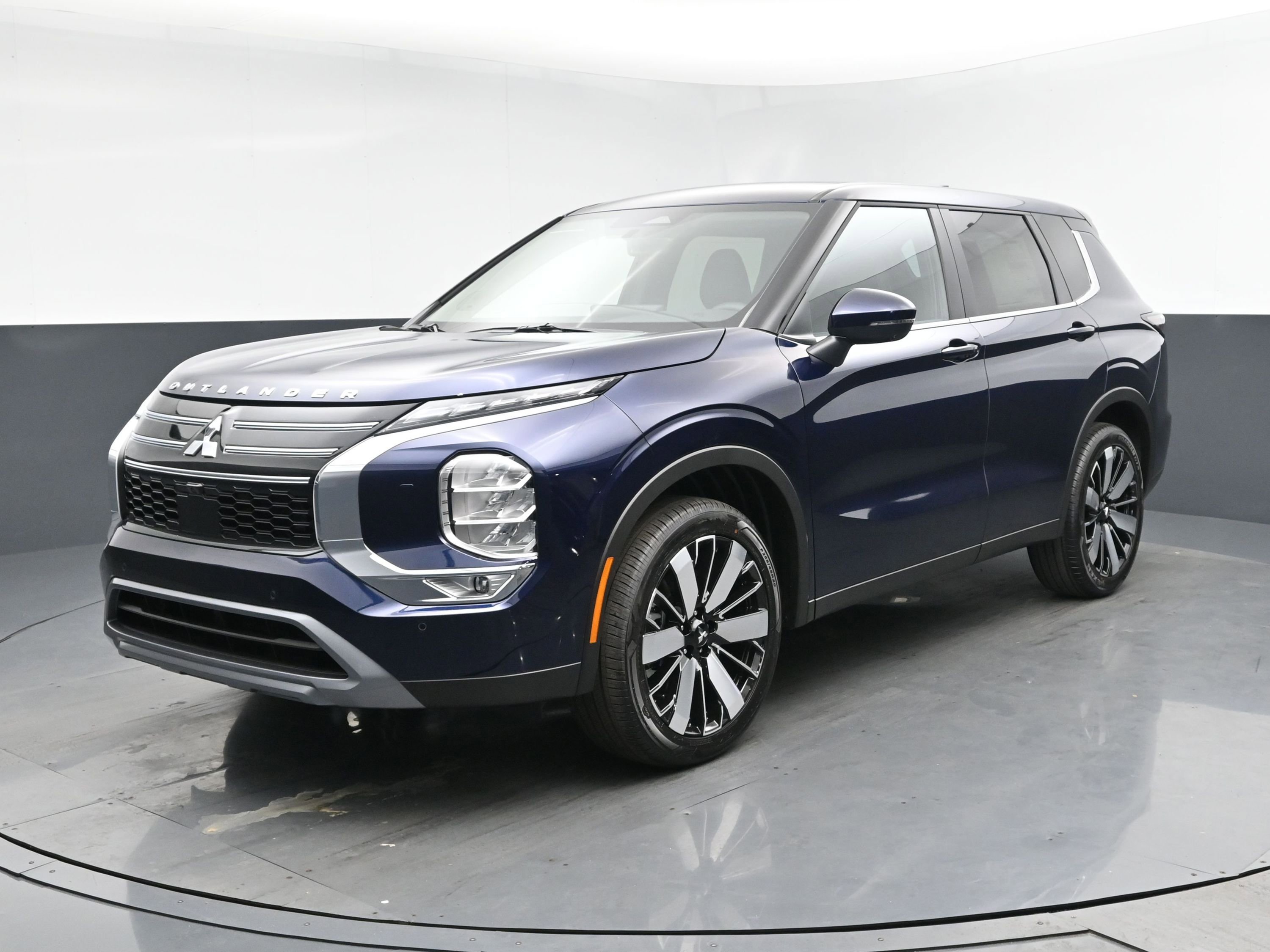 2025 Mitsubishi Outlander SE's photo