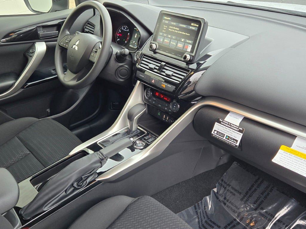 2025 Mitsubishi Eclipse Cross LE photo 3