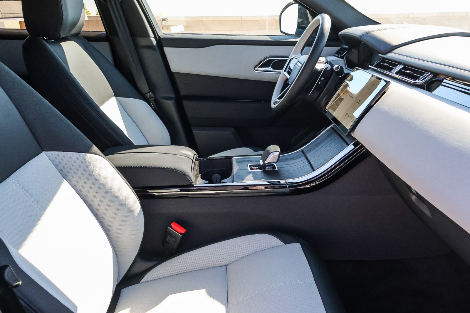 2026 Land Rover Range Rover Velar SE photo 16