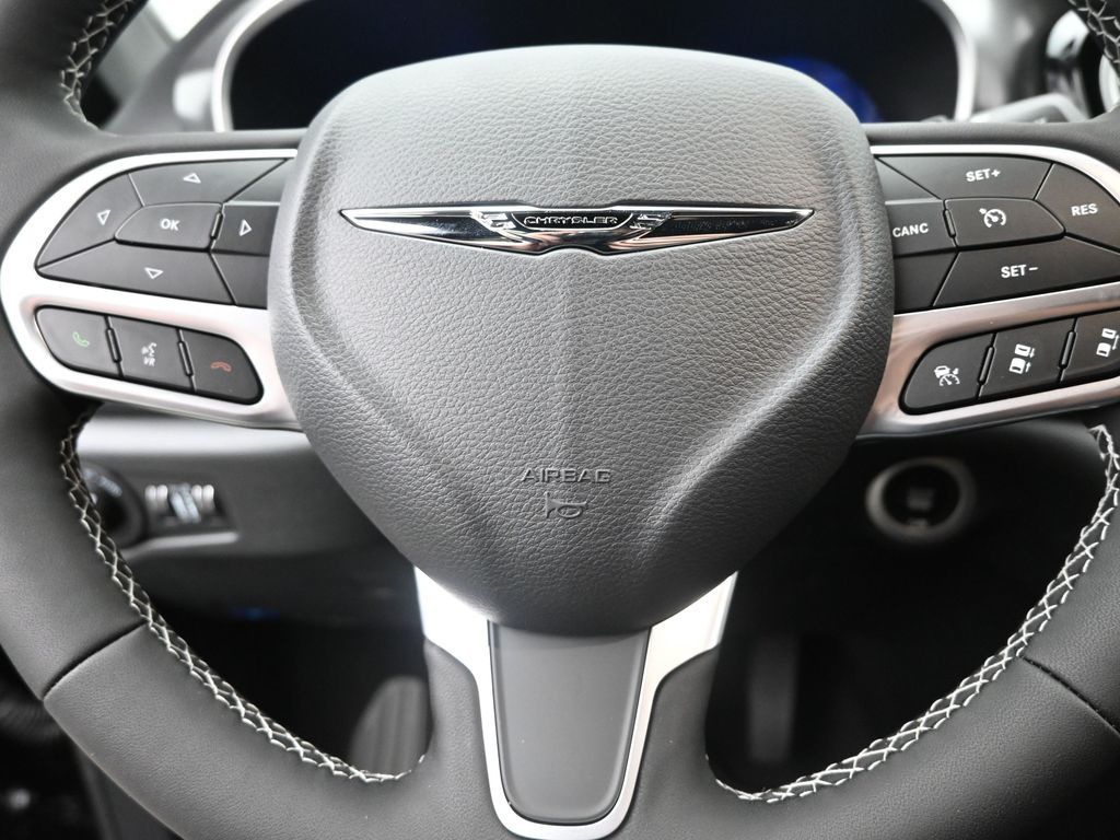 2026 Chrysler Pacifica photo 18