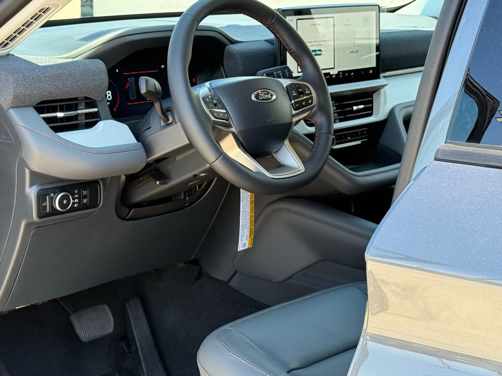 2025 Ford Explorer photo 7