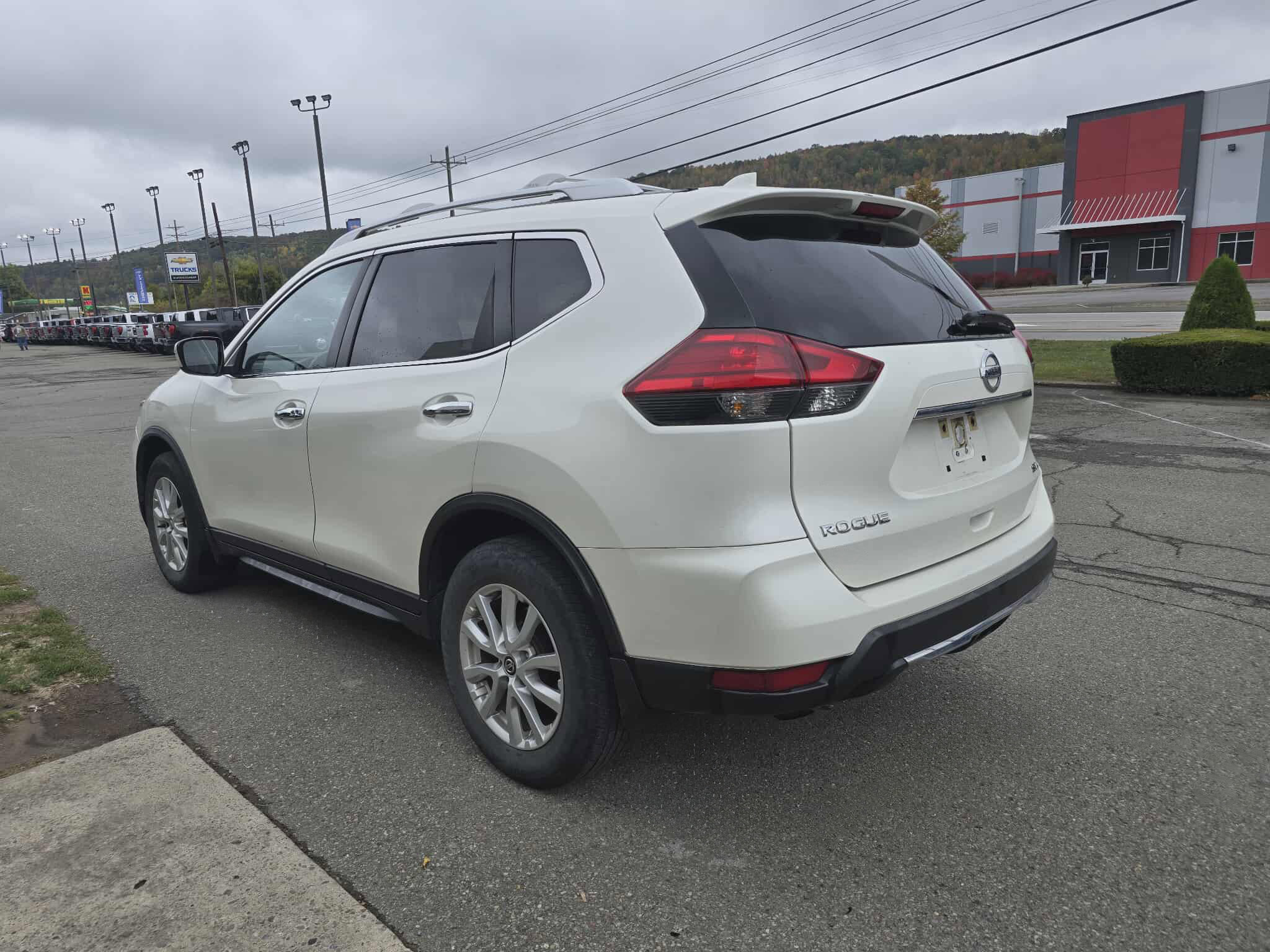 2017 Nissan Rogue SV photo 4
