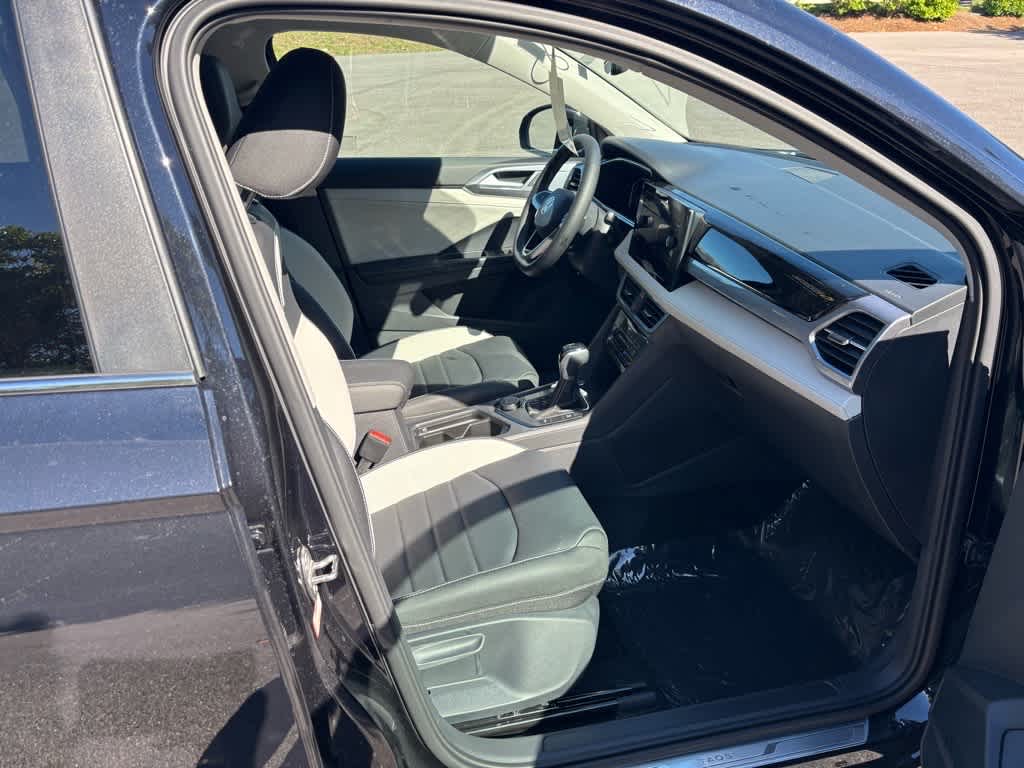 2025 Volkswagen Taos SEL photo 4
