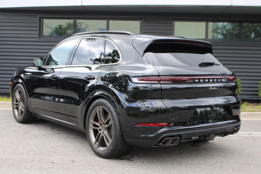 2025 Porsche Cayenne Turbo E-Hybrid photo 3